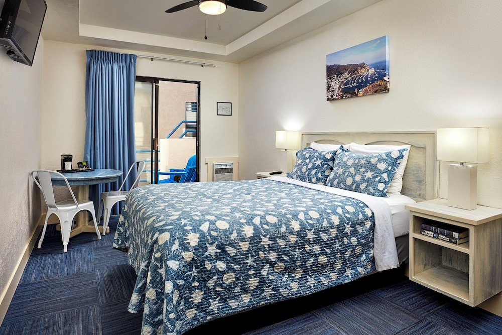 Deluxe Room, 1 Queen Bed, Partial Ocean View photo 1
