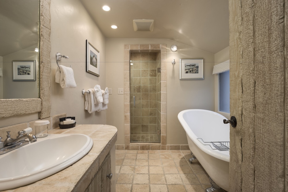 Deluxe Room, 1 King Bed, Fireplace photo 2