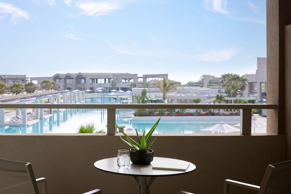 Junior Suite, Pool View thumbnail 5