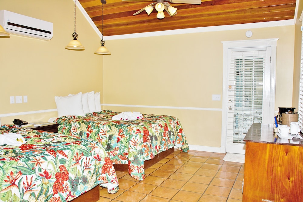 Steve and Becky's Cute Little Hotel - Sister Property Across The Street, 2 Queen Beds