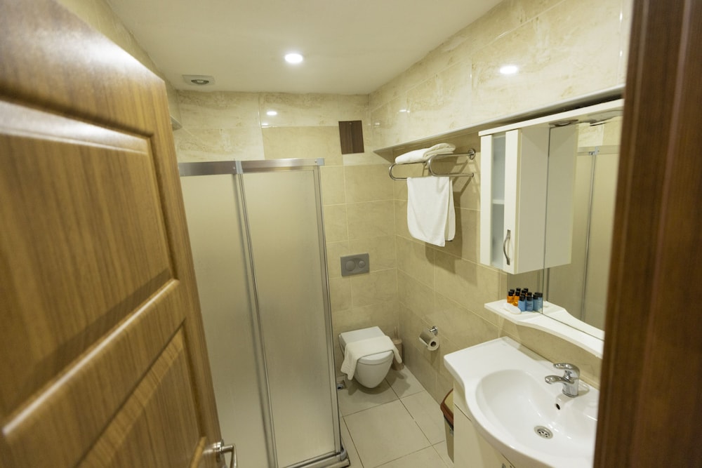 Economy Triple Room photo 3