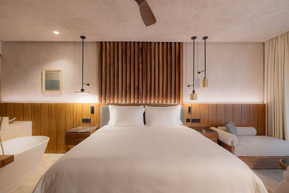 Deluxe Room, 1 King Bed, Balcony, Oceanfront (Guest Room)