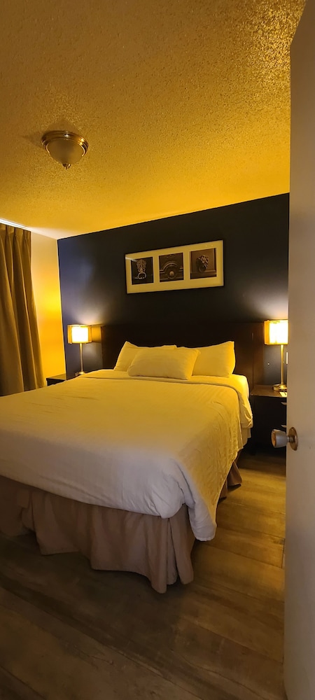 Deluxe - 1 King Bed - Kitchenette