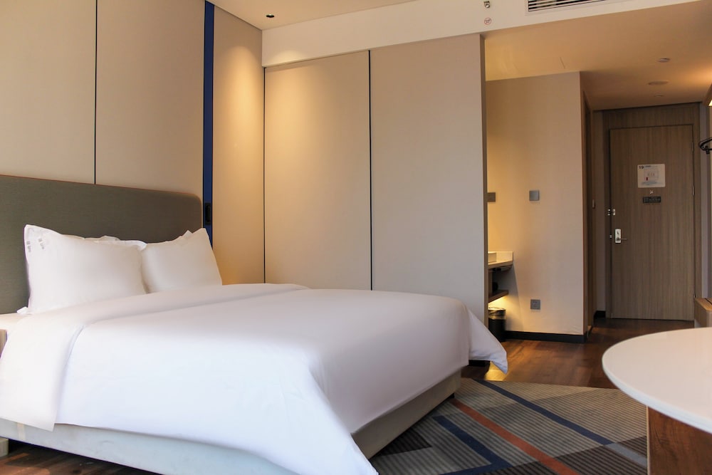 Standard Room, 1 King Bed - Photo 3