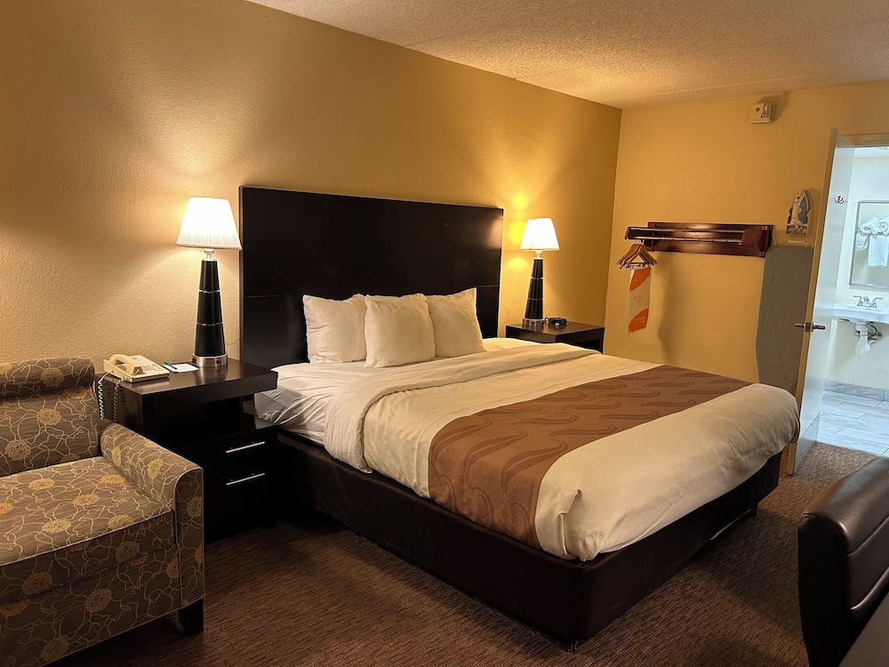 Standard Room, 1 King Bed, Non Smoking - Photo 2