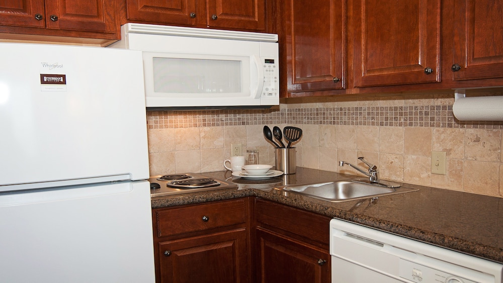 Studio Suite, 1 Queen Bed, Non Smoking, Kitchen - Photo 7