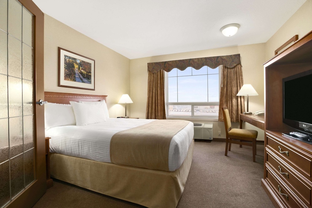 Junior Suite, 1 Queen Bed, Non Smoking - Photo 1