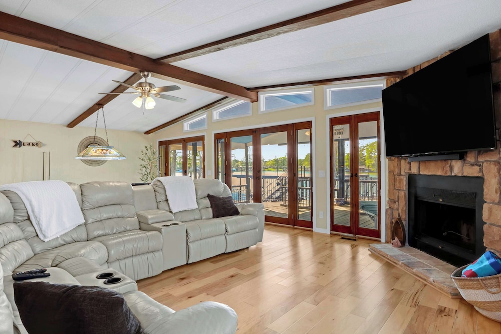 House, Multiple Beds, Patio (Lakefront Daze)