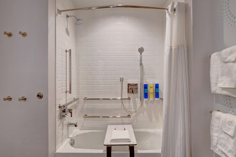 Room, 2 Queen Beds, Accessible, Bathtub - Photo 2