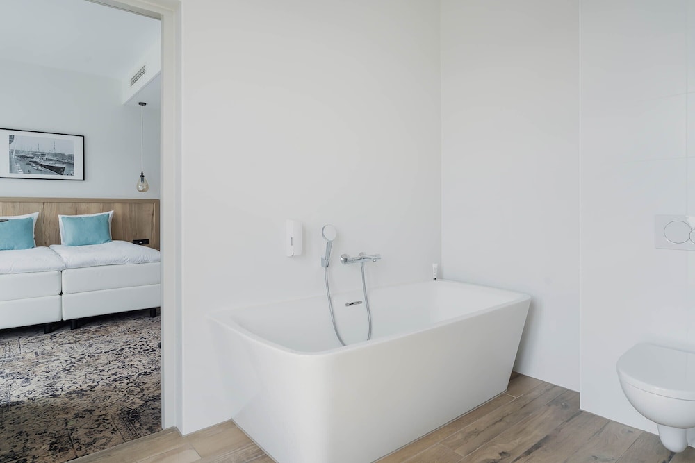 Superior Double Room, 1 King Bed, Bathtub photo 3