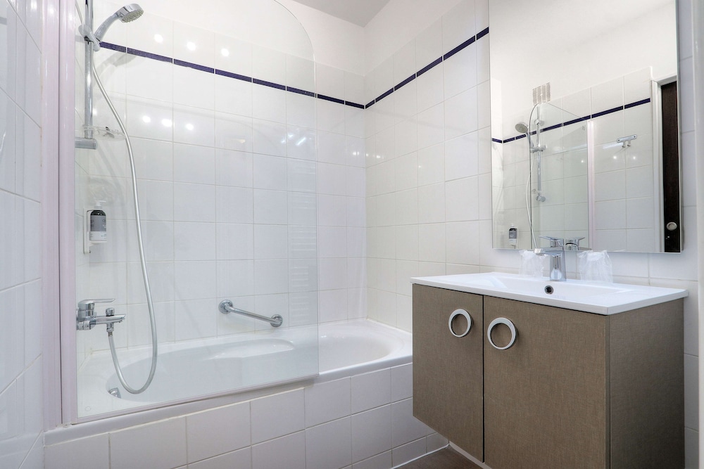 Deluxe Room, 1 Queen Bed, Non Smoking, Balcony - Photo 5