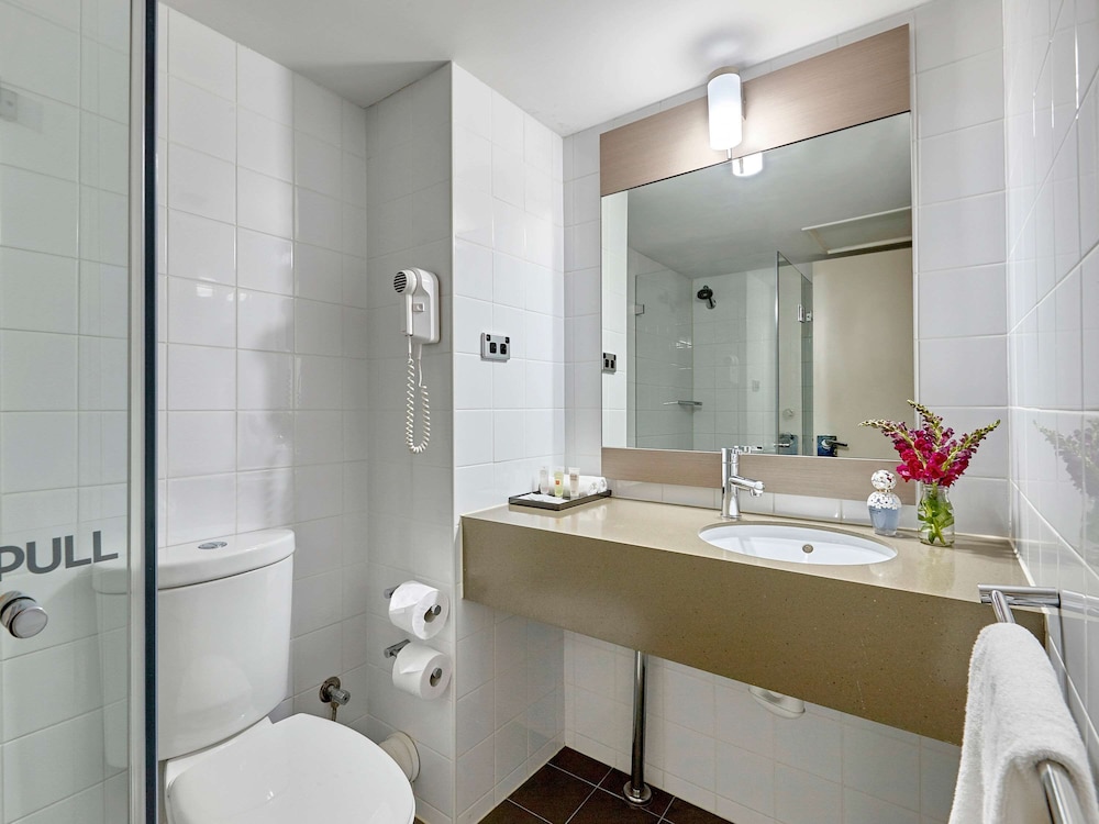 Standard Room, Multiple Beds thumbnail 6