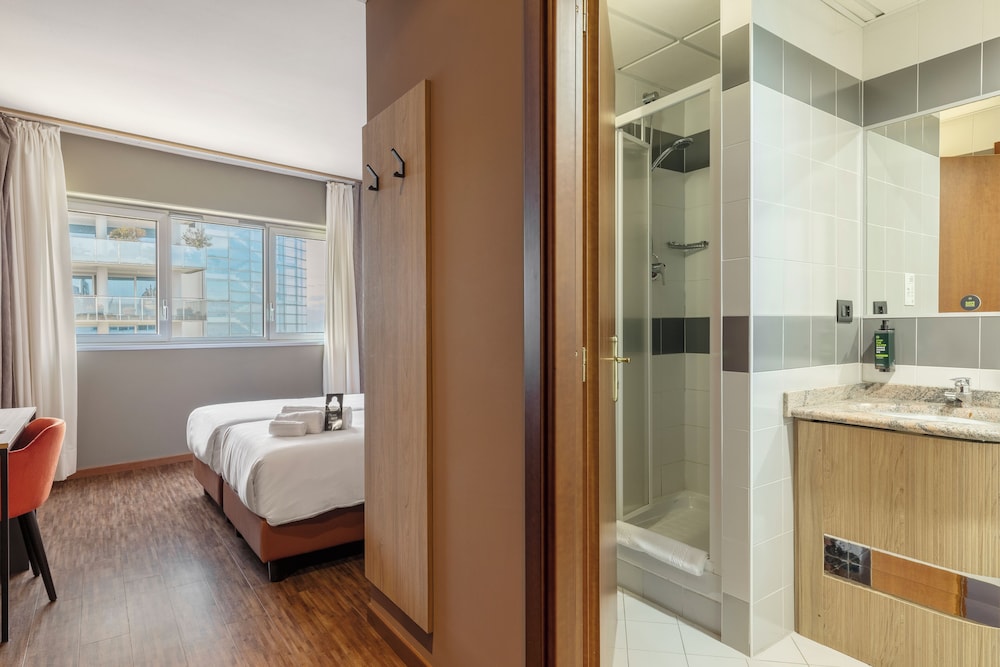 Standard Twin Room - Photo 4
