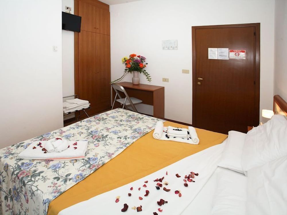 Double or Twin Room - Photo 6