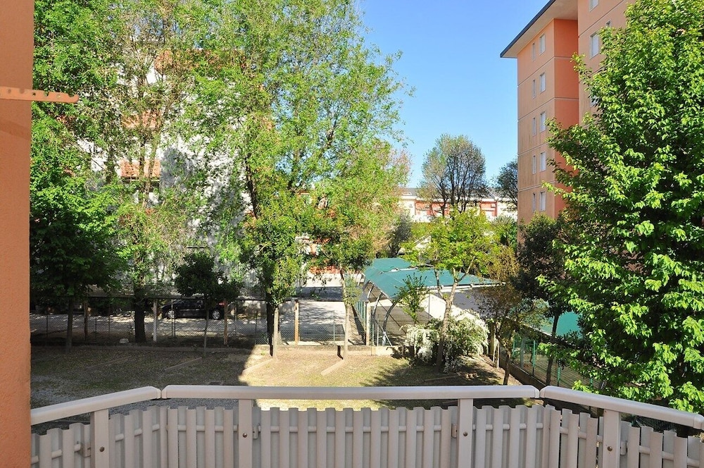 Apartment, 2 Bedrooms, Balcony, City View photo 3