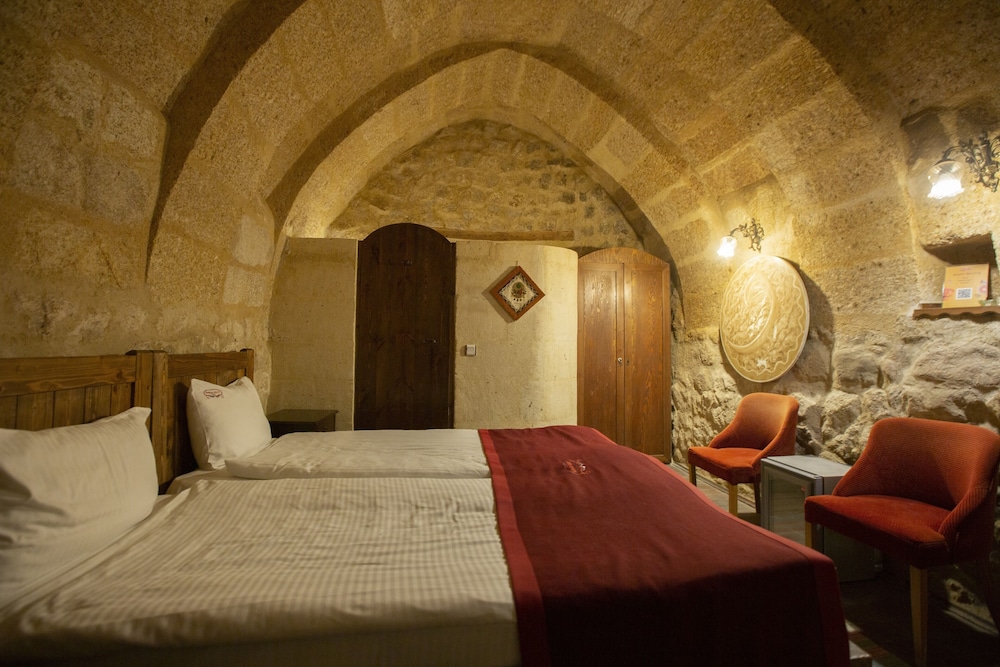 Zümrüt Cave Suit photo 2