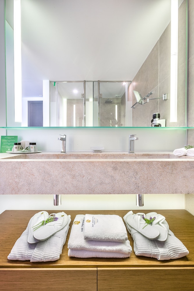 Double Swim-up Room - Photo 10