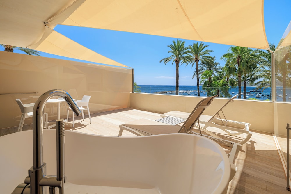 Deluxe Room, Jetted Tub, Sea View - Photo 10
