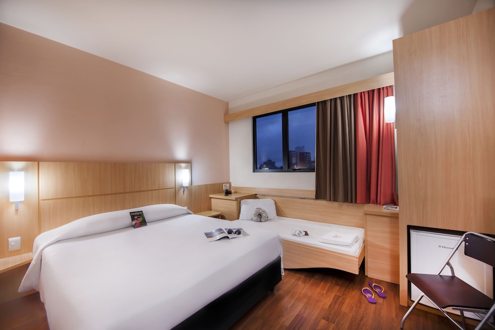 Standard Room, Multiple Beds - Photo 1