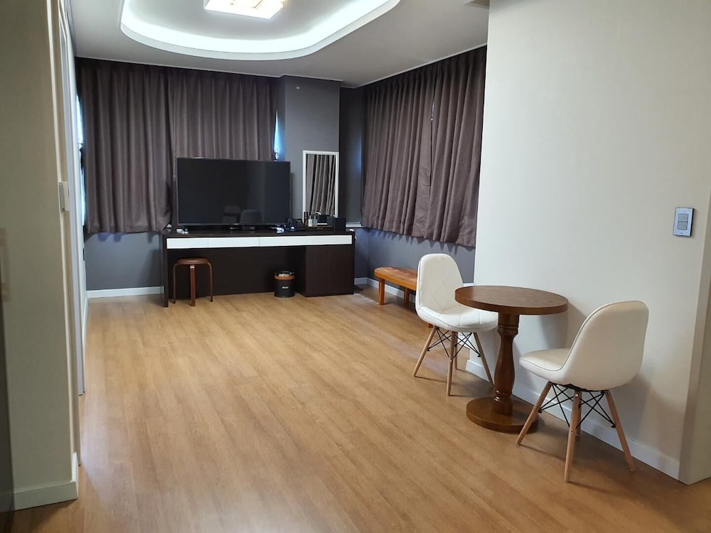 Premium Suite - Photo 1