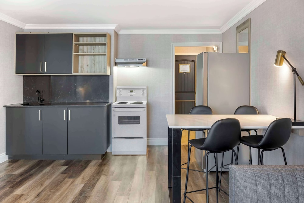 Suite, Multiple Beds, Non Smoking, Kitchenette (Living Room;with Sofabed) - Photo 4