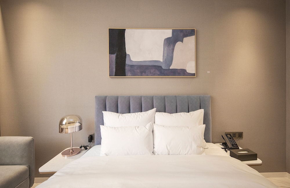 Suite - Photo 13