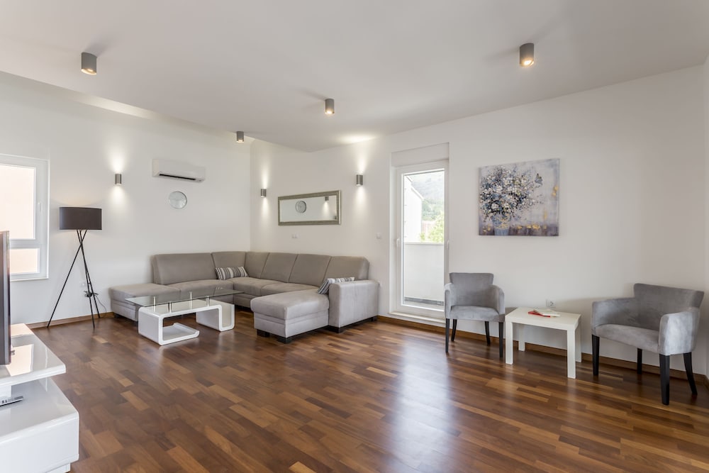 Luxury Penthouse, 3 Bedrooms, Terrace, Sea View (H7)