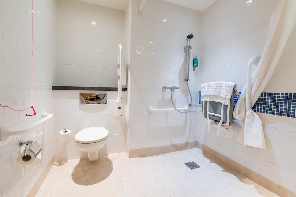 Standard Room, 1 Queen Bed, Accessible (with Free Hot Breakfast) - Photo 8