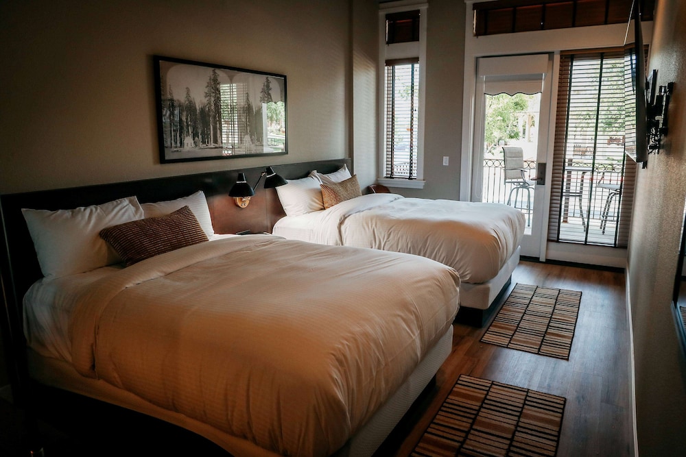 Deluxe Room, 2 Queen Beds, Non Smoking - Photo 1