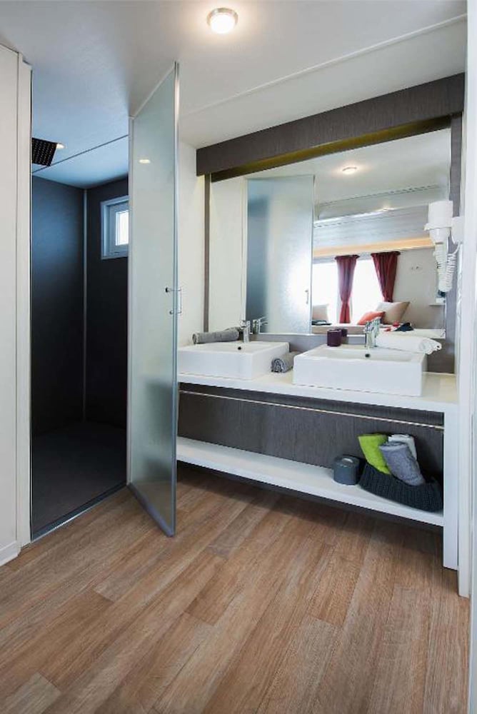 Luxury Mobile Home, 1 Queen Bed, Sea View (MBK) photo 3