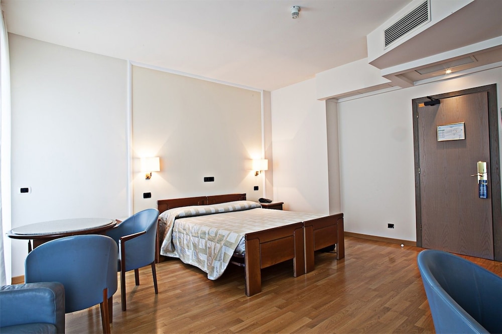 Standard Double Room (18SQM WIFI ) photo 3