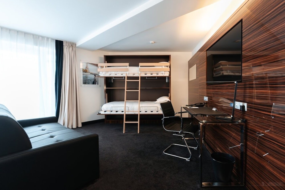 Family Executive Suite - Photo 8