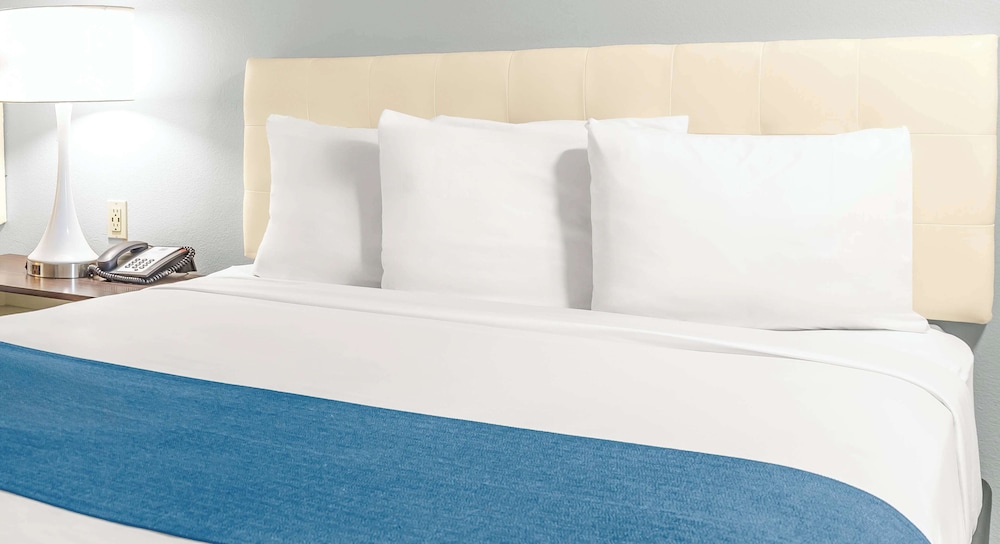 Standard Suite, Multiple Beds, Non Smoking - Photo 4