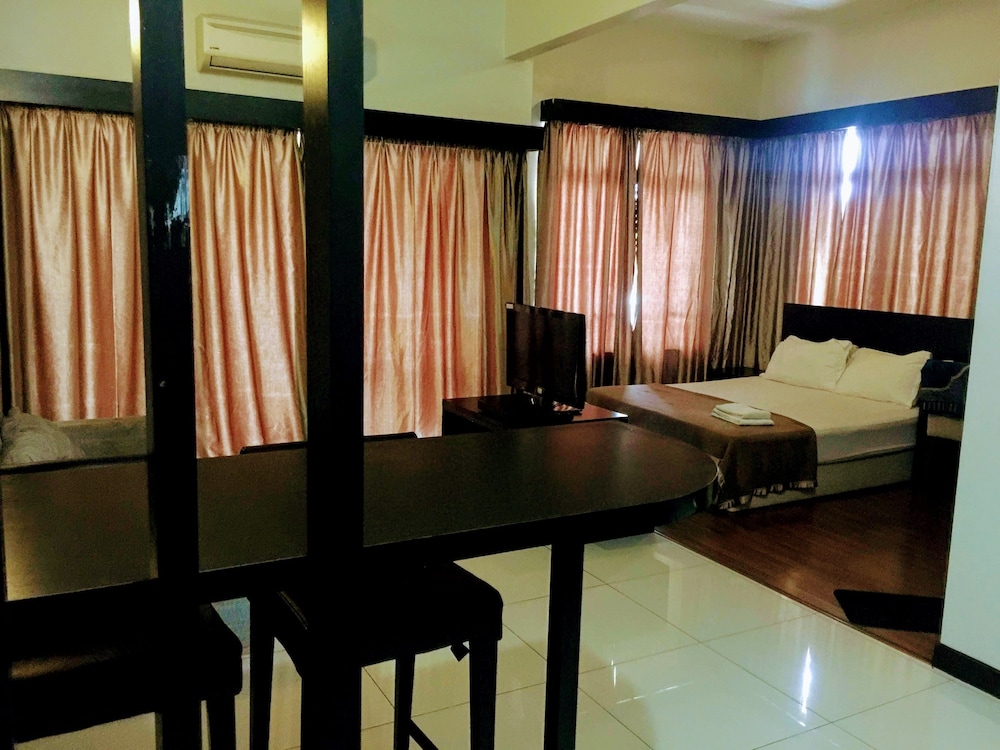 Studio, Balcony