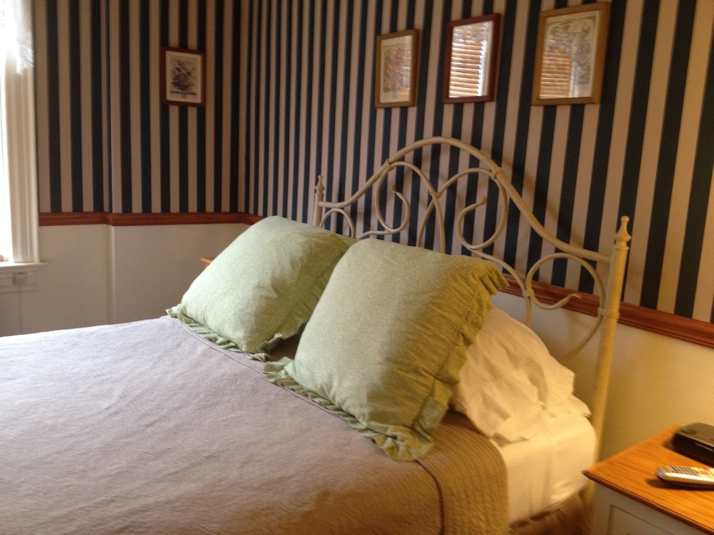 Standard Double Room, 1 Queen Bed, Private Bathroom photo 3