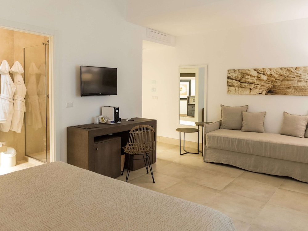 Deluxe Room, 1 King Bed photo 2