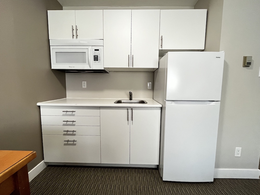 Kitchenette, 1 Queen Bed photo 3