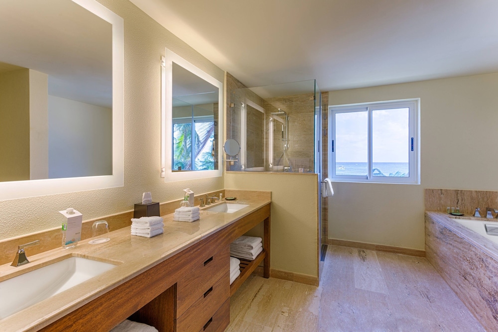 Junior Suite, 1 King Bed, Ocean View (Balcony) thumbnail 6