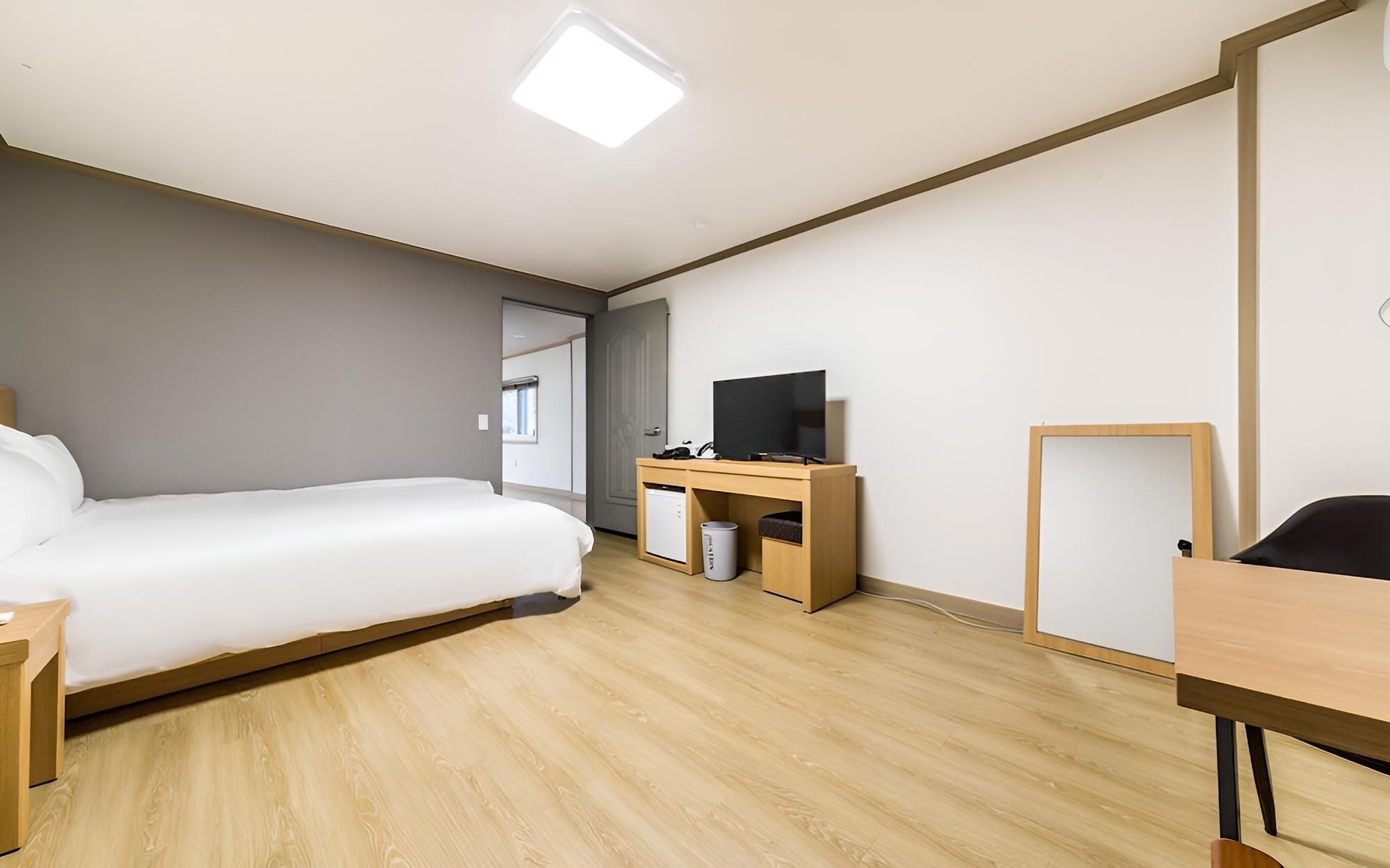 Room (Family room (2 bedroom + 1 living roo) - Photo 13