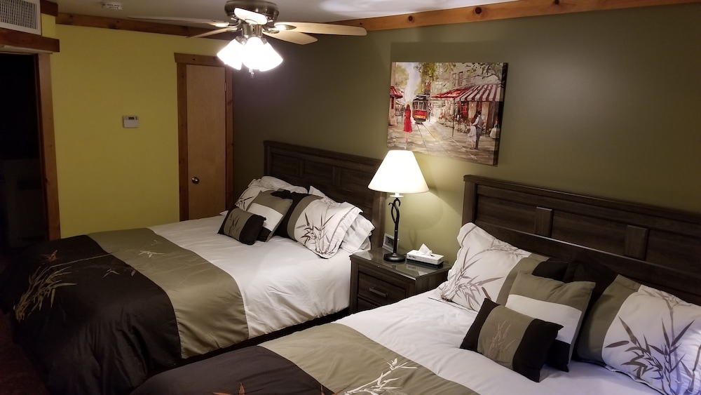 Standard Room, 2 Queen Beds photo 3
