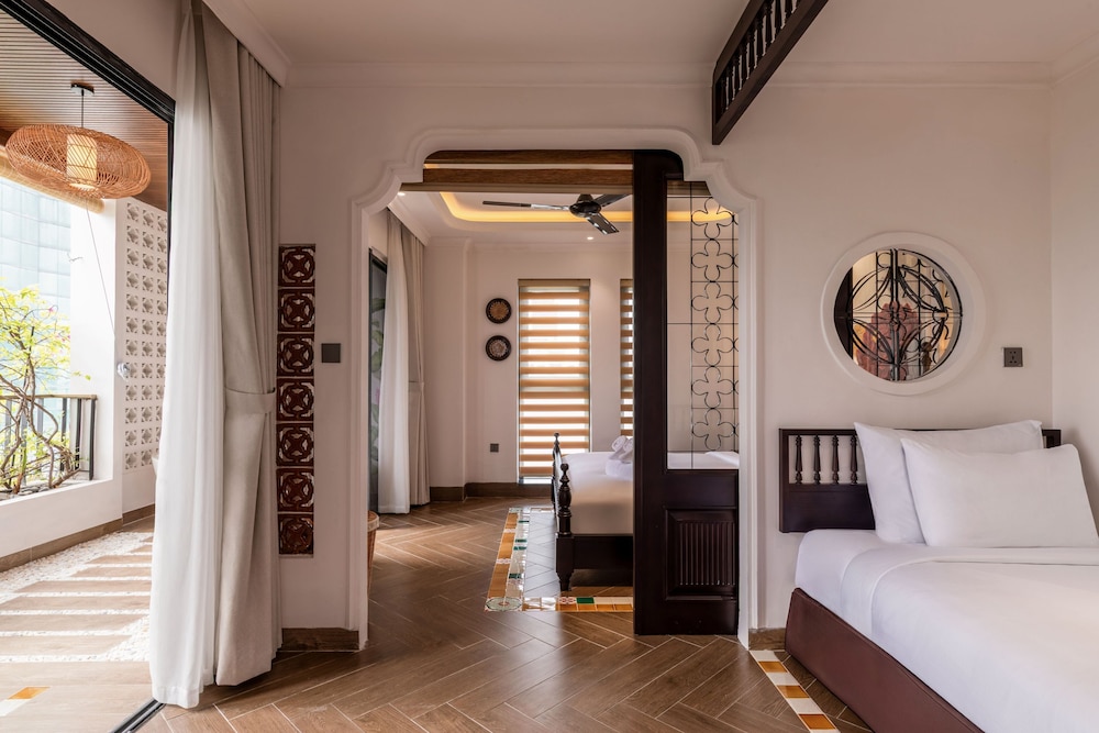 Deluxe Triple Room, City View photo 2