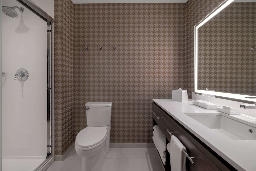 Suite, 1 Bedroom - Photo 2
