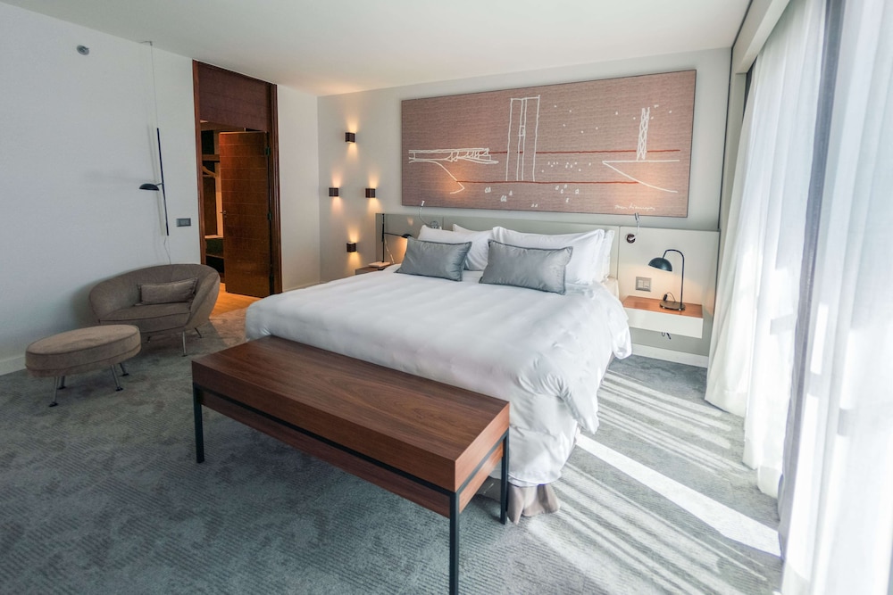 Suite, 1 King Bed thumbnail 5