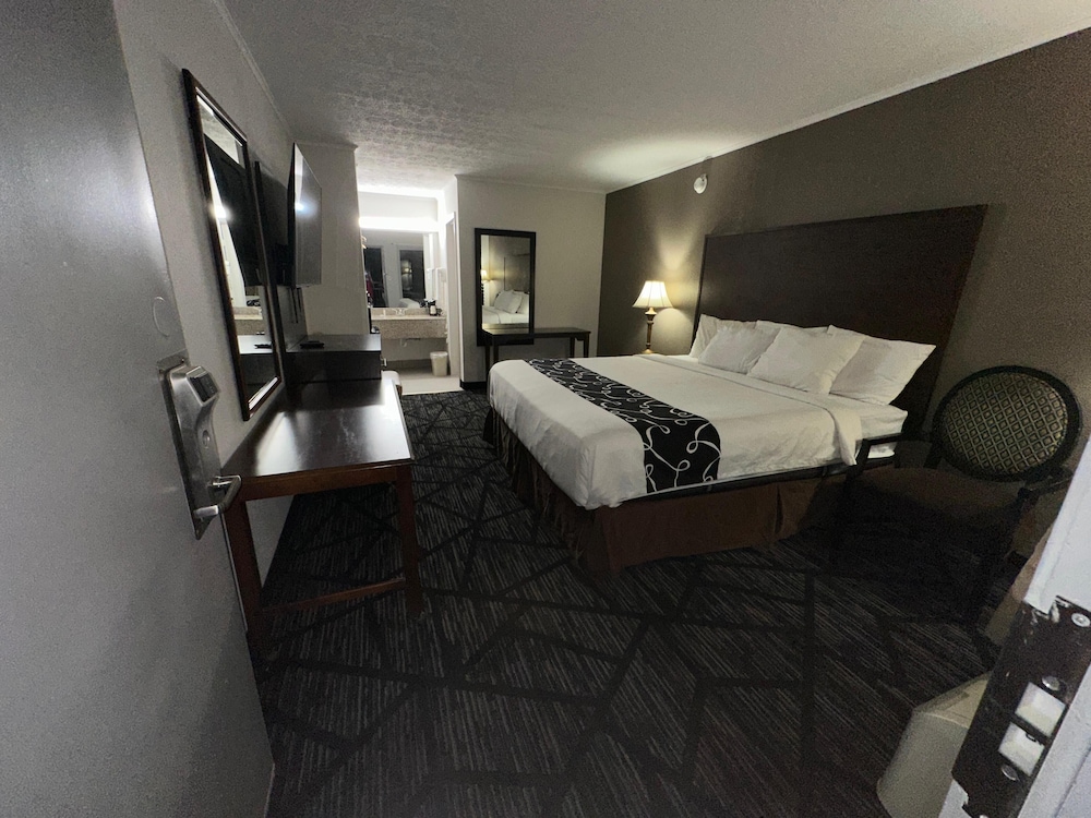 Deluxe Non-Smoking King Bed photo 1
