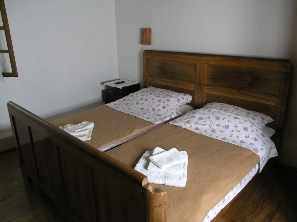 House, 2 Bedrooms (3) - Photo 2
