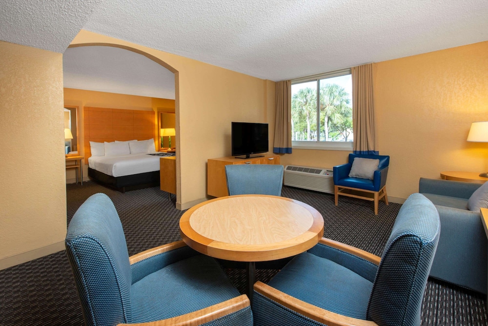 Suite, 1 King Bed, Non Smoking (1 Bedroom) - Photo 5