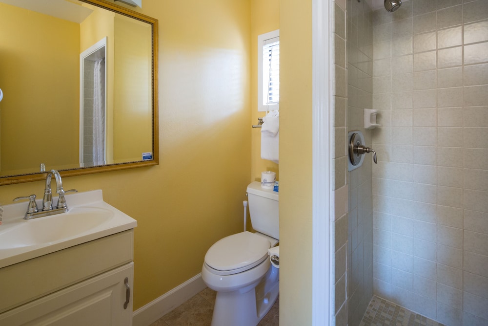 Standard Room, 2 Queen Beds - Photo 2