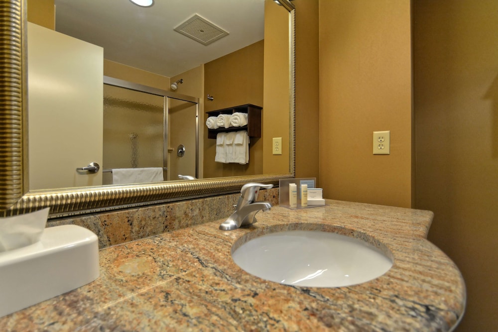 Room, 1 King Bed, Jetted Tub - Photo 4