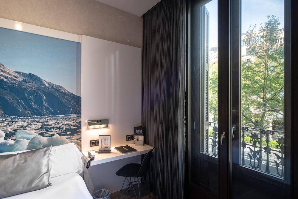 Double Room, City View thumbnail 5