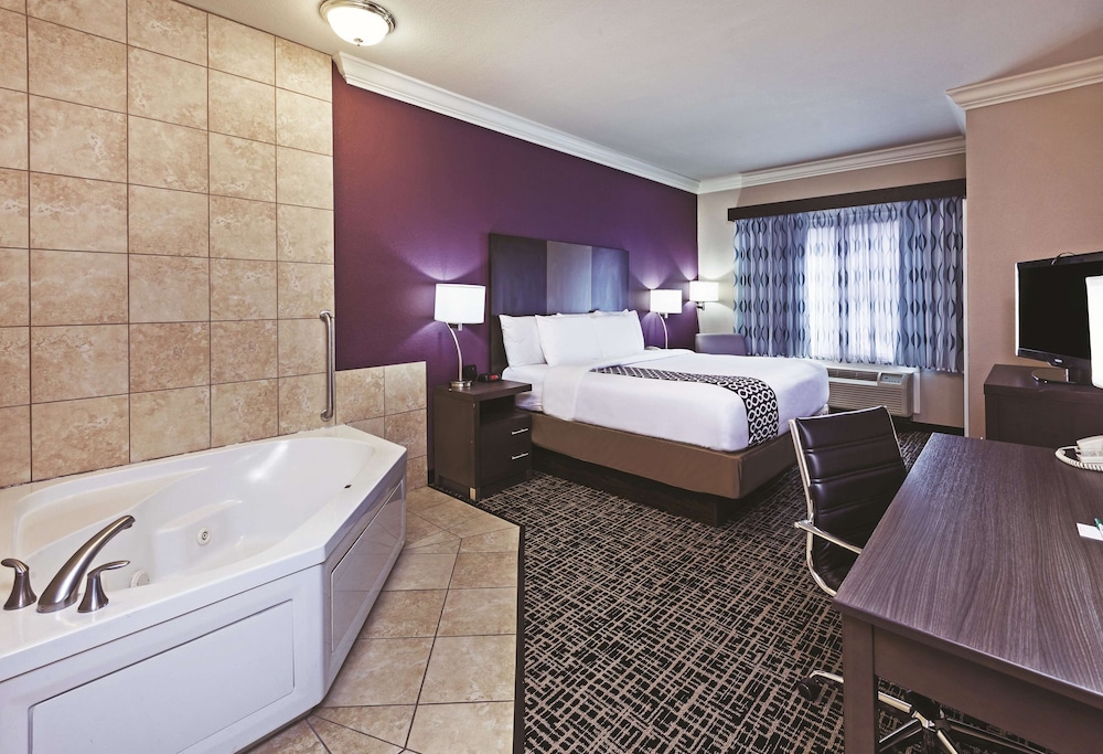 Deluxe Room, 1 King Bed, Non Smoking - Photo 1